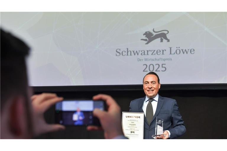 Philipp Neuffer, Geschäftsführer der Neuffer Fenster + Türen GmbH mit dem erstmals verliehenen Sonderpreis.