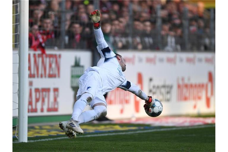 Philipp Pentke von Hoffenheim pariert einen Schuss. Foto: Patrick Seeger/dpa/Archivbild