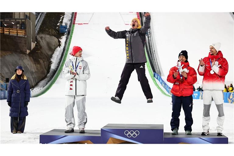 Philipp Raimund (M) jubelte ausgelassen, will sich beim Feiern aber erst einmal zurückhalten.