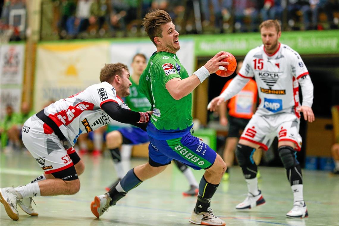 Philipp Schöbinger (am Ball) hat sich mit dem HC Oppenweiler/Backnang nicht aufhalten lassen. Foto: A. Becher