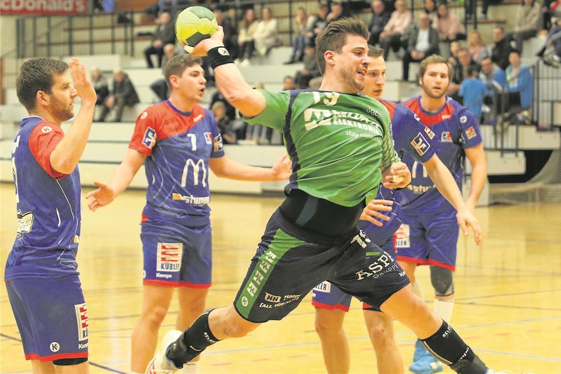 HCOB-Handballer beim Zweiten chancenlos Philipp Schöbinger (beim Wurf) kassierte mit dem HC Oppenweiler/Backnang die dritte Niederlage hintereinander.Foto: A. Hornauer