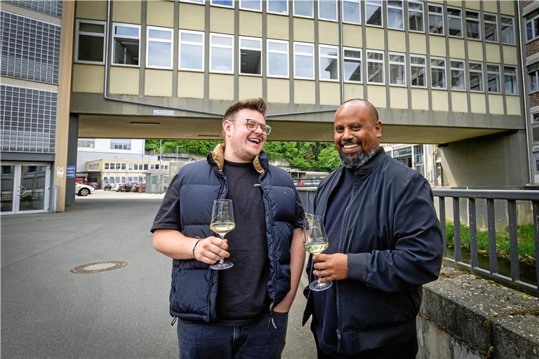 Philipp Schulz (links) und Sanoj Abraham freuen sich am Wochenende auf Gäste. Dann wird der Platz beim Tesat-Gelände ganz anders aussehen. Foto: Alexander Becher