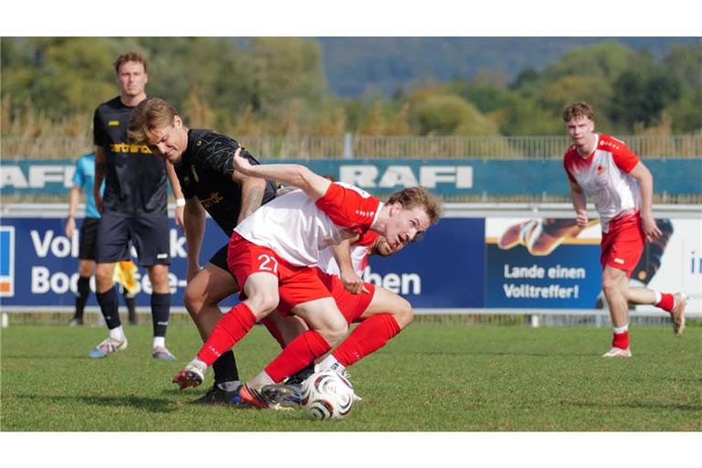 Philipp Seemann (li.) und der TSV Ehningen unterlagen im jüngsten Auswärtsspiel beim TSV Berg mit 0:3.