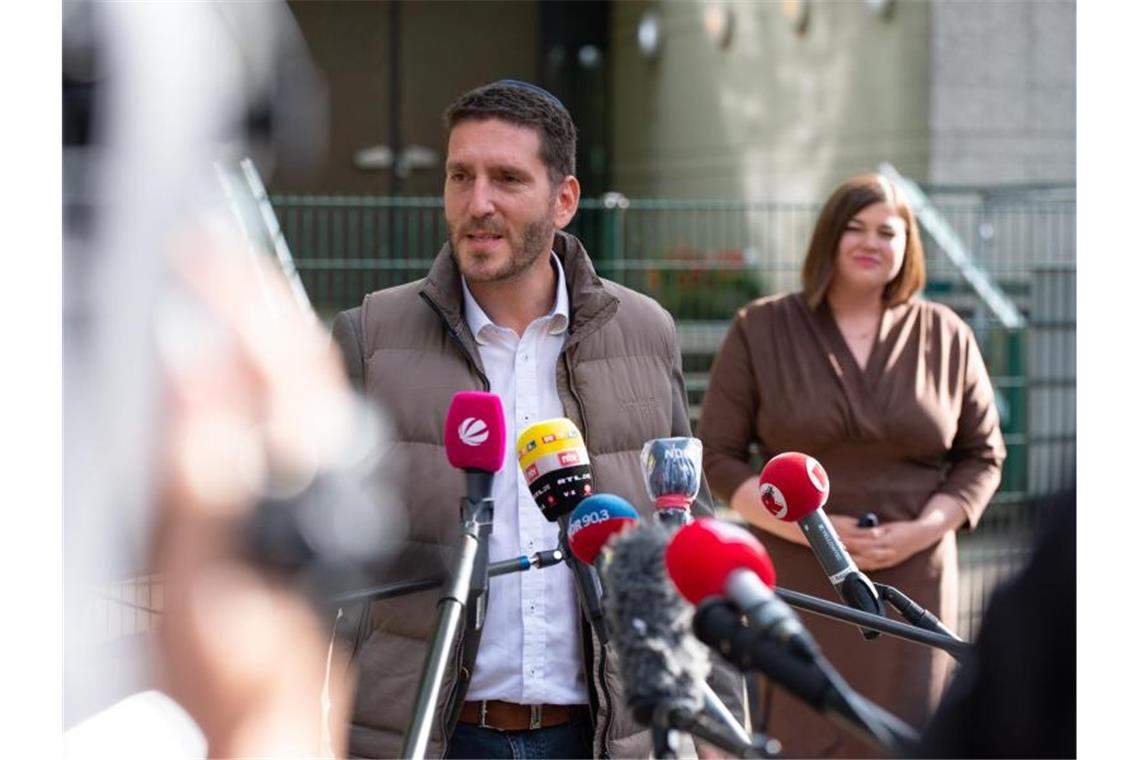 Philipp Stricharz, Vorsitzender der Jüdischen Gemeinde in Hamburg, spricht mit Journalisten. Im Hintergrund Hamburgs Zweite Bürgermeisterin Katharina Fegebank. Foto: Jonas Walzberg/dpa