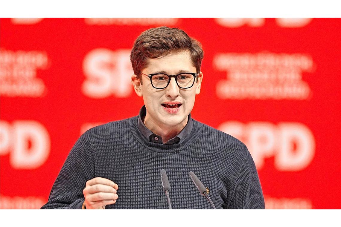 Philipp Türmer (SPD), Juso Bundesvorsitzender, wirft der Koalition angesichts der Debatte um den neuen Wehrdienst eine „politische Bruchlandung“ wie in Ampelzeiten vor.