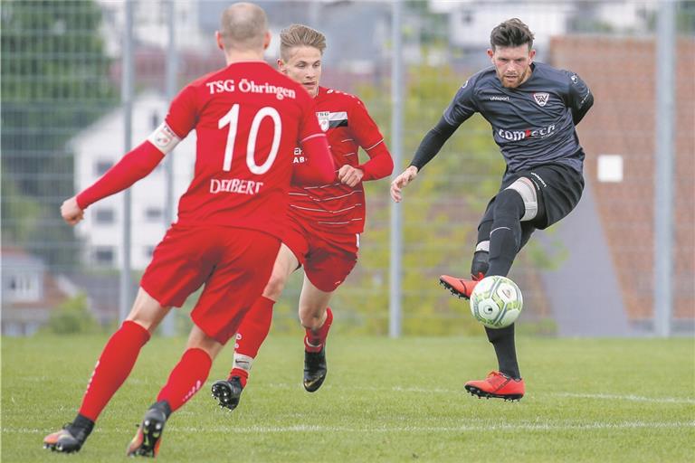 Philipp Weller (beim Schuss) absolviert mit dem SV Allmersbach ein Heimspiel. Foto: A. Becher