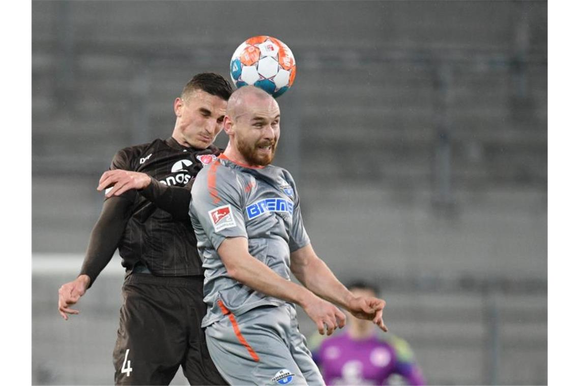 Bremen und Schalke auf Aufstiegskurs - Dämpfer für St. Pauli Philipp Ziereis (l) von St. Pauli und Jannis Heuer von Paderborn im Luftduell. Foto: Daniel Reinhardt/dpa
