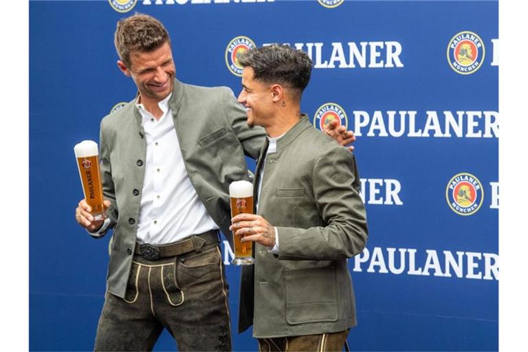 Philippe Coutinho (r) ist beim FC Bayern München angekommen. Foto: Lino Mirgeler