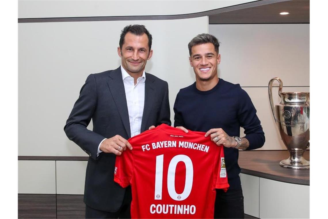 Philippe Coutinho (r) präsentiert mit Bayern-Sportdirektor Hasan Salihamidzic sein neues Trikot. Foto: FCB//FC Bayern München AG