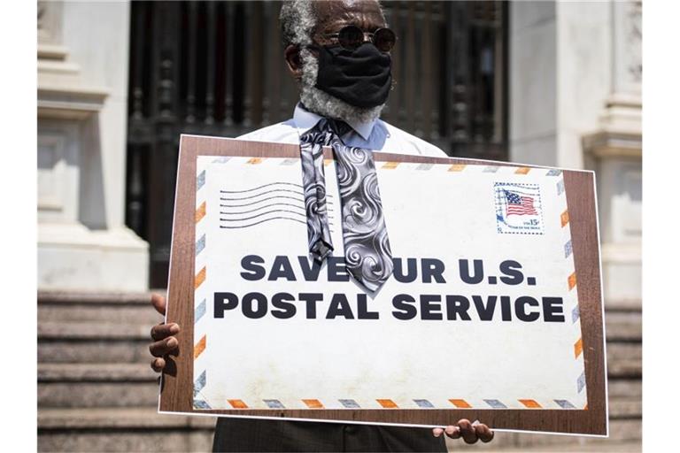 Phillip Warlick, Leiter der kalifornischen Postgewerkschaft, setzt sich zusammen mit der Kongressabgeordneten Chu gegen die finanziellen Einschnitte bei dem United States Postal Service (USPS) ein. Foto: Sarah Reingewirtz/The Orange County Register/AP/dpa