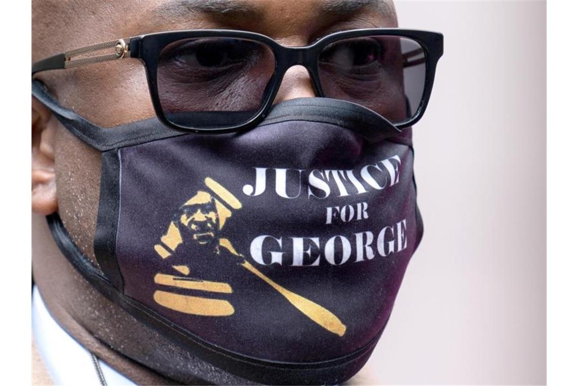 Philonise Floyd, Bruder von George Floyd, trägt einen Mund-Nasen-Schutz mit der Aufschrift „Justice for George“. Foto: John Minchillo/AP/dpa
