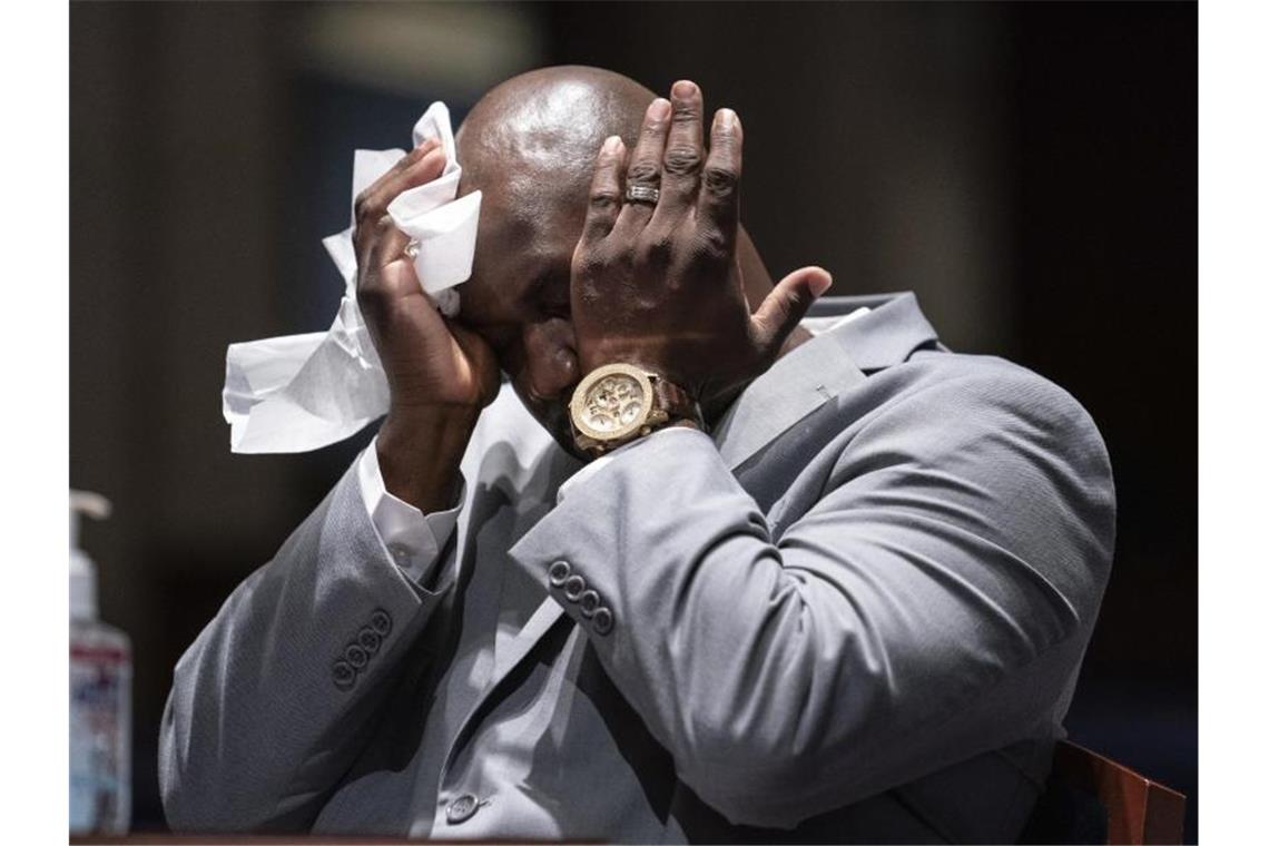 Philonise Floyd, ein Bruder von George Floyd, wischt sich mit einem Taschentuch die Tränen aus dem Auge. Foto: Erin Schaff/Pool The New York Times/AP Pool/dpa