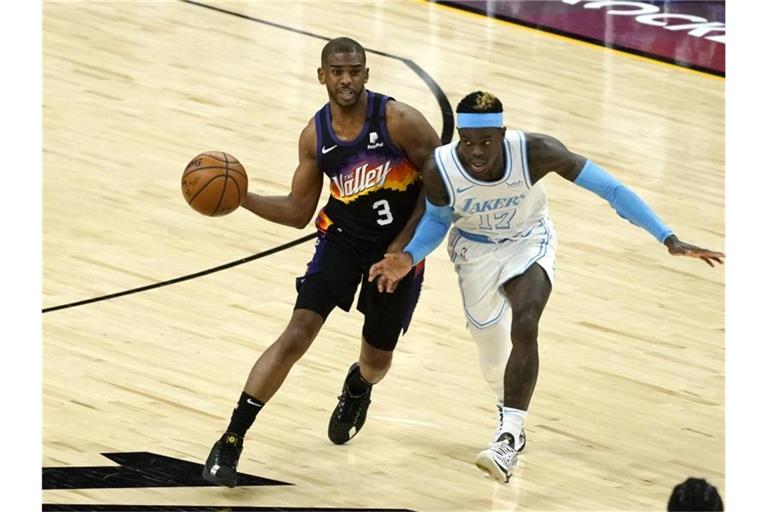 Phoenix-Spieler Chris Paul (l) setzt sich im Spitzenspiel gegen Dennis Schröder von den Lakers durch. Foto: Rick Scuteri/AP/dpa