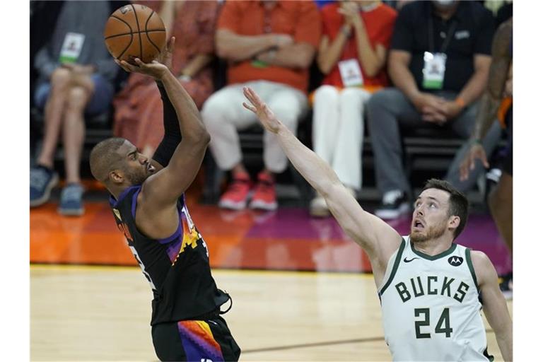 Phoenix Suns Guard Chris Paul (l) wirft gegen Milwaukee Bucks Guard Pat Connaughton (24). Foto: Ross D. Franklin/AP/dpa