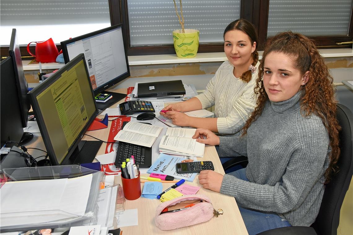 Pia Sellmaier (vorne) und Ina Mohr lernen für das Abitur, das sie an der Anna-Haag-Schule in Backnang machen wollen.Foto: T. Sellmaier