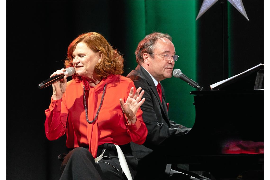 Pe Werner beschert einen ironisch-weihnachtlichen Chansonabend Pianist Peter Grabinger begleitet Pe Werner bei ihren Liedern auf dem Klavier. Foto: Alexander Becher