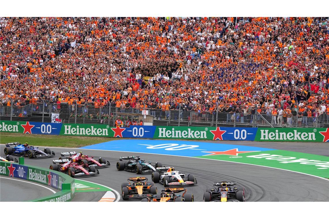 Piastri-Triumph in Zandvoorts Dünen vor Verstappen Piastri behält am Start die Spitzenposition.