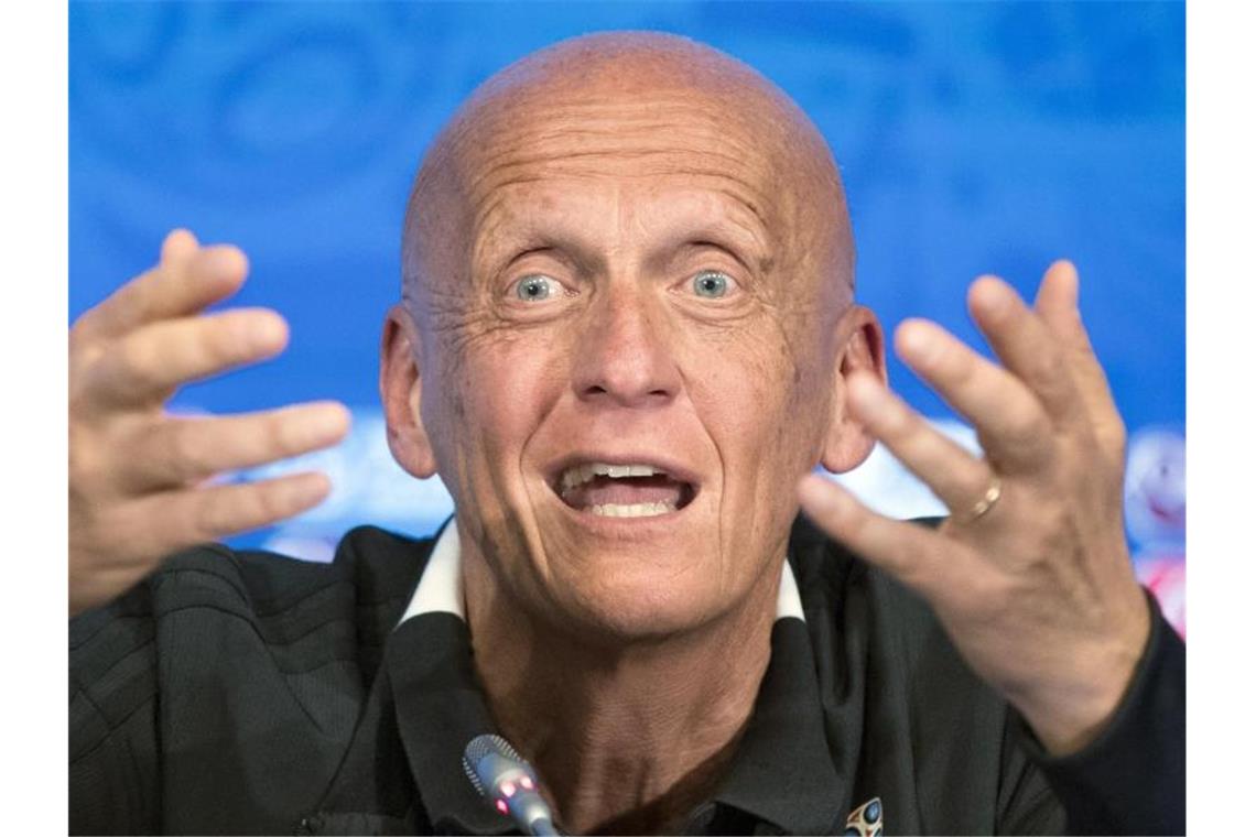 Pierluigi Collina lobt den Videobeweis. Foto: Pavel Golovkin/AP/dpa