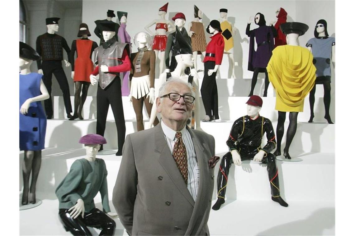 Pierre Cardin präsentiert seine Ausstellung „Design und Mode 1950 - 2005“ in der Akademie der Künste in Wien. Foto: Ronald Zak/AP/dpa