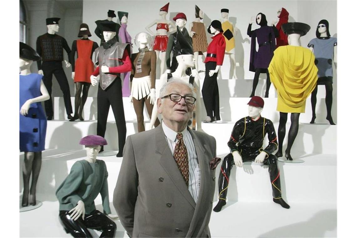 Modeschöpfer Pierre Cardin gestorben Pierre Cardin präsentiert seine Ausstellung „Design und Mode 1950 - 2005“ in der Akademie der Künste in Wien. Foto: Ronald Zak/AP/dpa