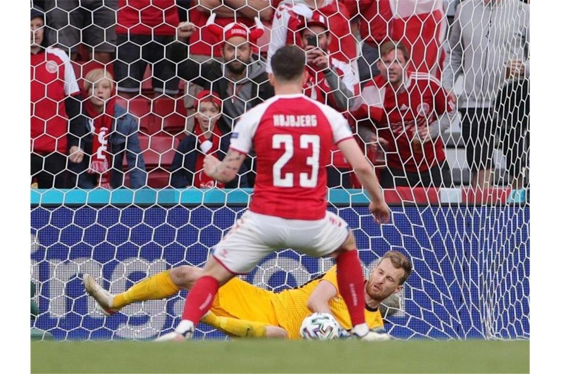 EM-Drama in Kopenhagen: Dänen-Star Eriksen kollabiert Pierre-Emile Hojbjerg scheiterte mit einem Elfmeter am finnischen Torhüter Lukas Hradecky. Foto: Friedemann Vogel/POOL EPA/AP/dpa