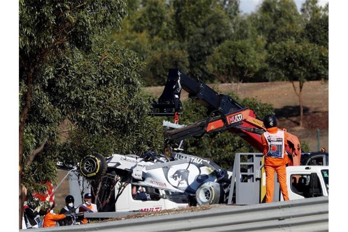 Rote Flaggen und Flammen: Action-Auftakt an der Algarve Pierre Gasly kam mit seinem AlphaTauri in Portugal von der Strecke ab. Foto: Armando Franca/AP/dpa