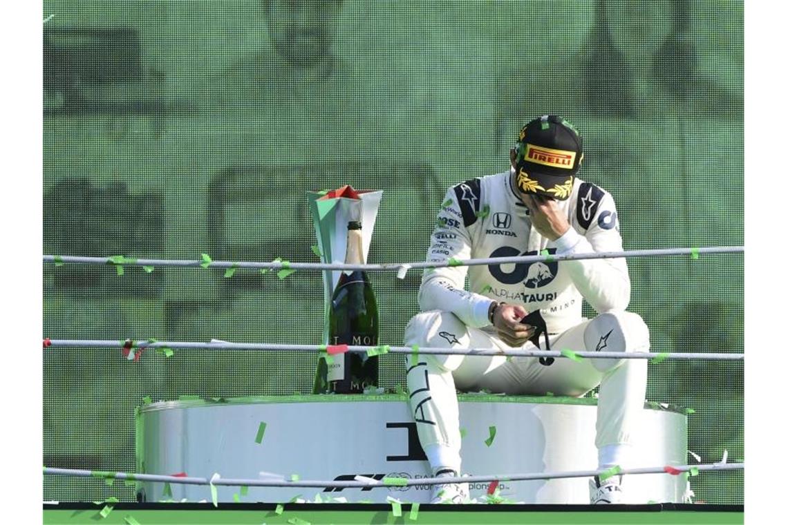 Pierre Gasly war nach seinem Sieg in Monza ergriffen. Foto: Jennifer Lorenzini/POOL Reuters/AP/dpa