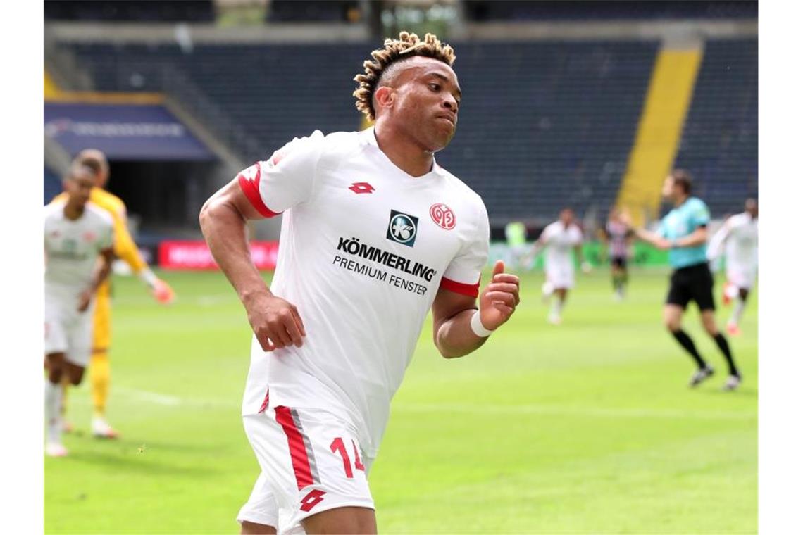 Pierre Kunde Malong vom FSV Mainz 05 feiert sein Tor zum 2:0 gegen Frankfurt. Foto: Alexander Hassenstein/getty/Pool/dpa