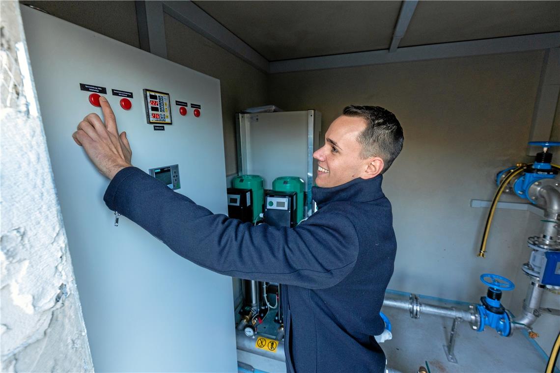 Das Bauamt in Auenwald ist wieder besetzt Pierre Mayer bei der neuen Druckerhöhungsanlage für Trinkwasser in Ebersberg, die ihren Betrieb in Kürze aufnehmen soll. Foto: A. Becher