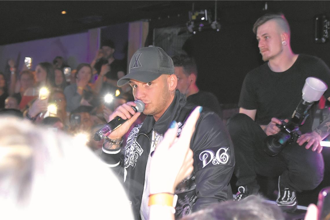 Kreischalarm für Pietro Lombardi Pietro Lombardi brachte im Mixx-Club die Party zum Kochen. Die Masse war bei seinen Hits absolut textsicher. Foto: T. Sellmaier