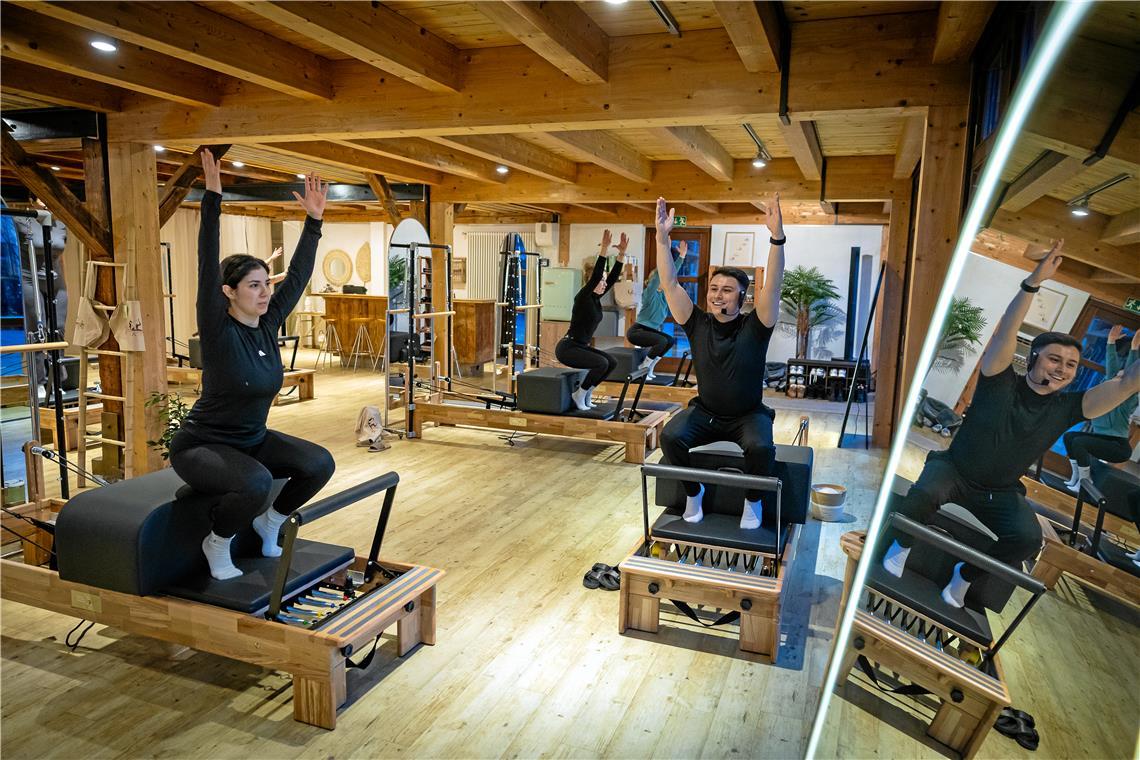 Pilaref mit Emre Polat (rechts) und Teilnehmerinnen im neuen Studio auf dem Backnanger Hofgut Hagenbach. Foto: Alexander Becher