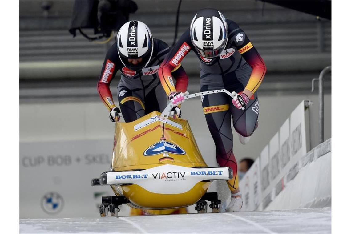 Pilotin Laura Nolte und Deborah Levi aus Deutschland starten in den Eiskanal. Foto: Caroline Seidel/dpa