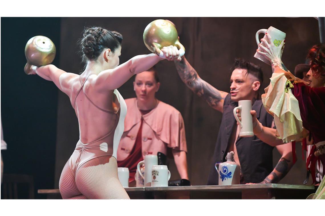 Sinnlich und betörend – Die neue Burlesque-Show in Stuttgart Pin-Up-Girls begeistern die Zuschauer ebenso wie ...