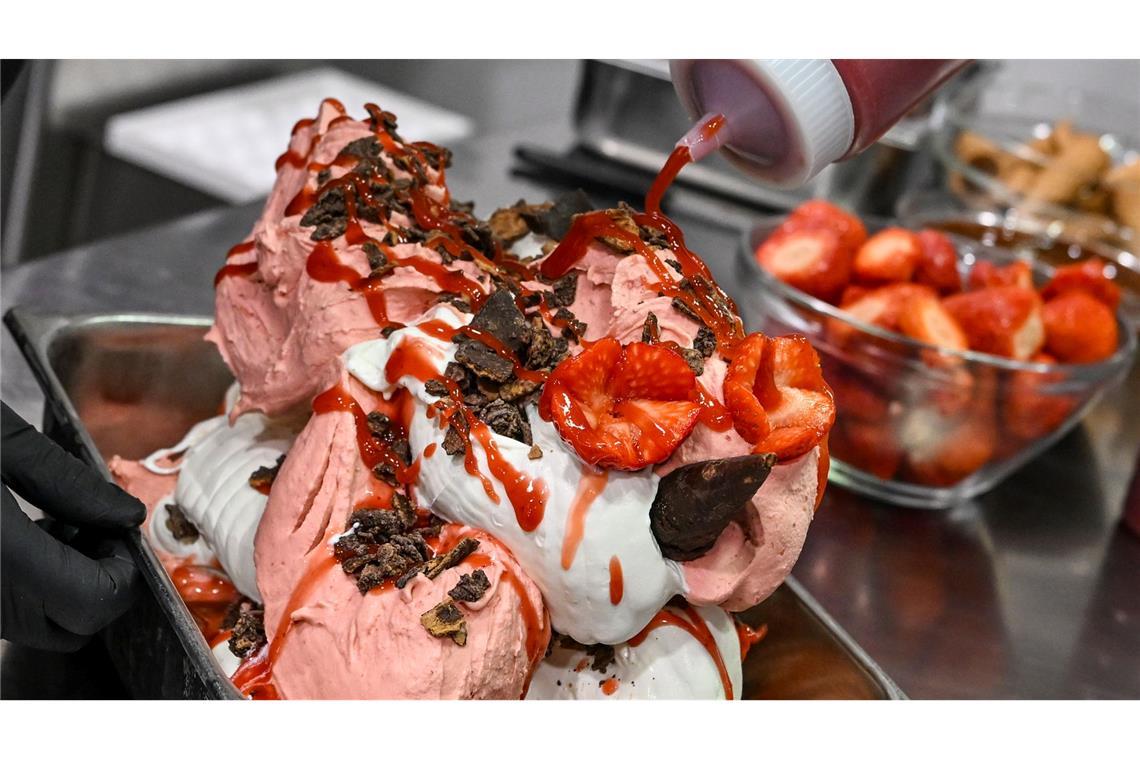 Pinocchio ist eine Melange aus Milcheis und Erdbeersorbet.