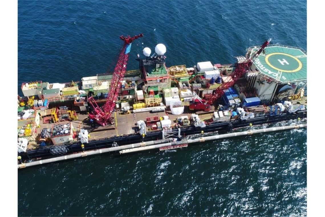US-Sanktionen gegen Ostsee-Pipeline Nord Stream 2 Pipeline-Verlegeschiff in der Ostsee: Bislang wurden nach Angaben des Nord-Stream-2-Konsortiums mehr als 2100 Kilometer Pipelines verlegt. Foto: Stefan Sauer/zb/dpa