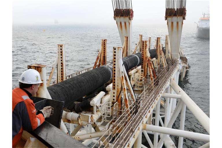 Pipelines vor Rügen: Nord Stream 2 soll vom kommenden Jahr an unter Umgehung von Polen und der Ukraine Gas von Russland nach Deutschland liefern. Foto: Bernd Wüstneck/dpa