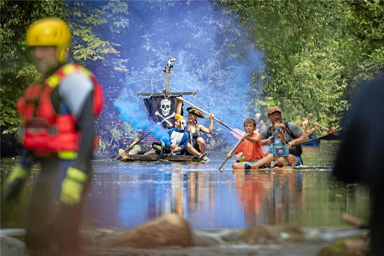 Piraten auf großer Fahrt: Auch etliche Familien mit Kindern sind bei der Murr-Regatta am Start, zum Teil mit kreativ gestalteten Booten und den passenden Kostümen. Fotos: Alexander Becher