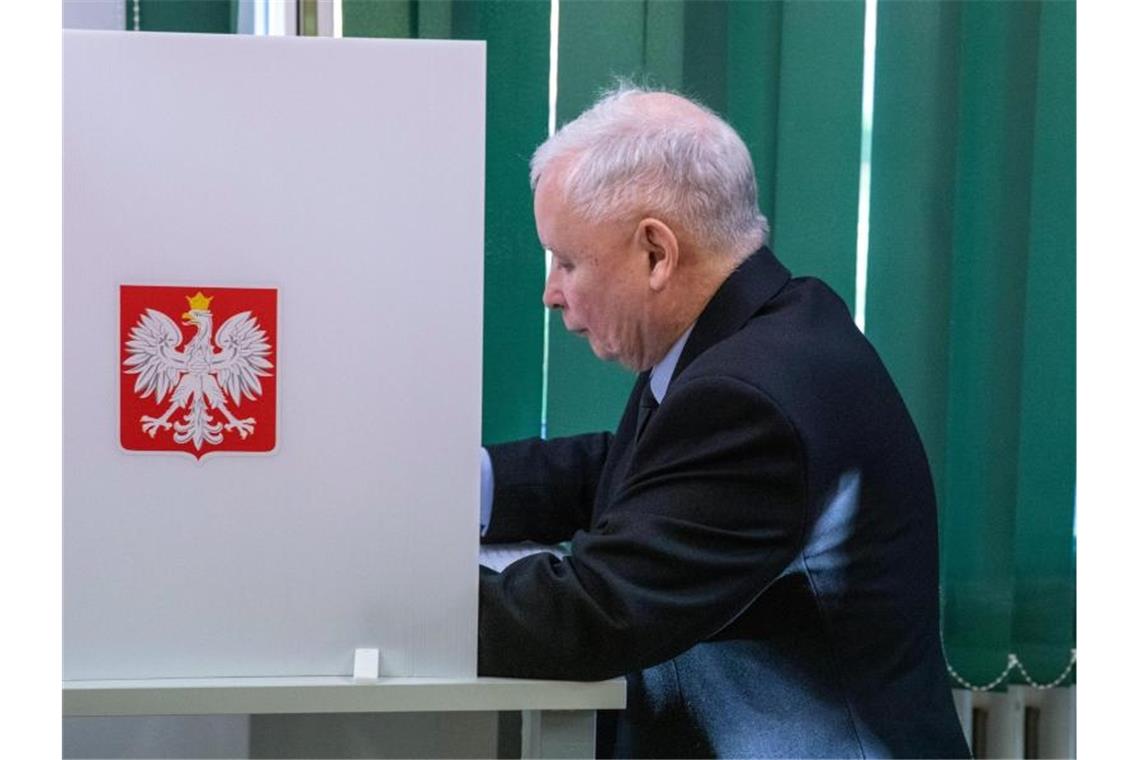 PiS-Chef Jaroslaw Kaczynski bei der Stimmabgabe in einem Wahllokal in Gnesen. Foto: Grzegorz Banaszak/ZUMA Wire/dpa