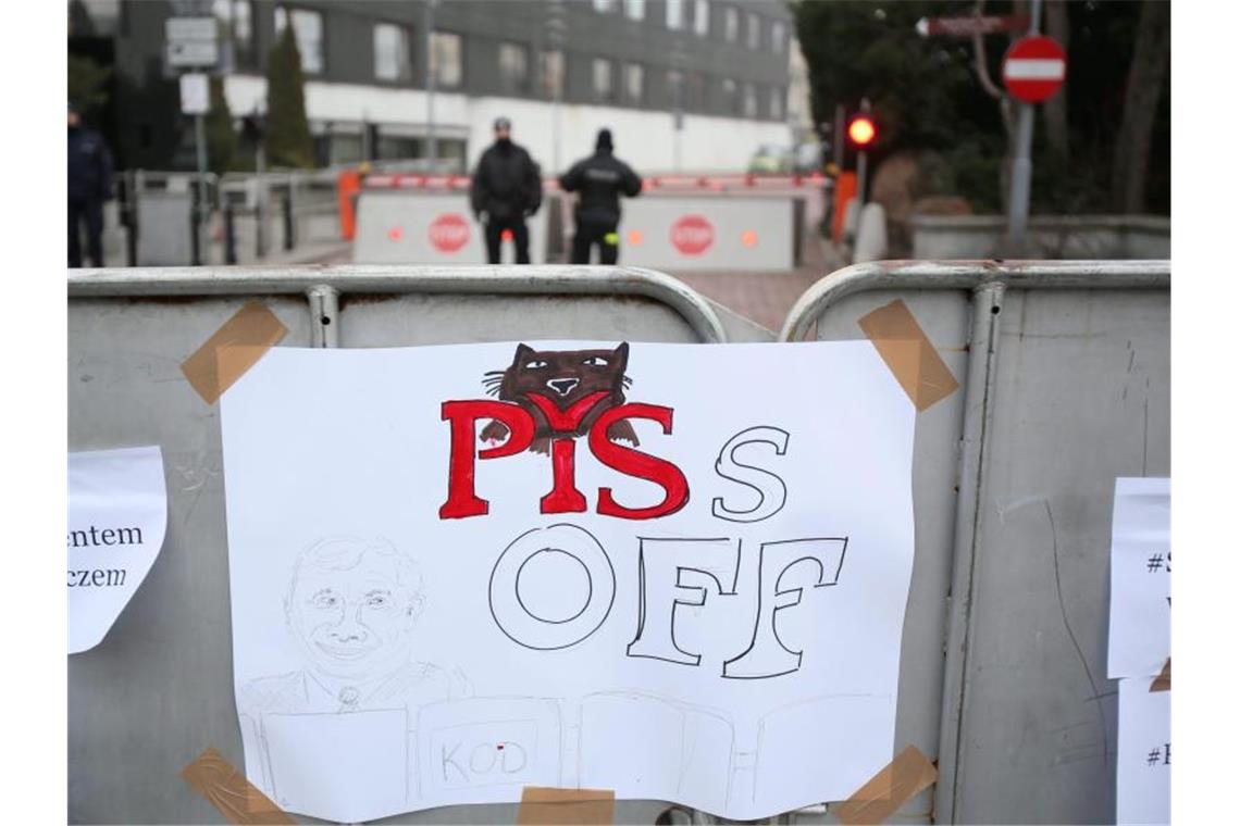"Piss Off" steht auf einem Zettel, der während einer Demonstration gegen eine Einschränkung der Pressefreiheit 2016 an einem Schild in Warschau hängt. (Archivbild). Foto: Leszek Szymanski/PAP/dpa