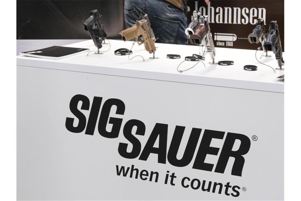 Waffenproduzent Sig Sauer stellt Betrieb ein Pistolen der Firma Sig Sauer sind auf einem Ausstellungstisch bei der Messe „Outdoor 2019 Jagd & Natur“ aufgestellt. Foto: Frank Molter/dpa