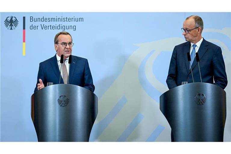Pistorius und Merz bei ihrer Pressekonferenz nach der Kabinettssitzung im Bendlerblock.