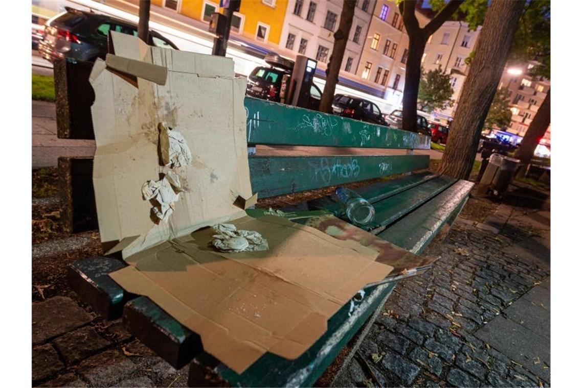 Pizzakartons in einem Park - kann ein Pfandsystem dagegen helfen?. Foto: Peter Kneffel/dpa