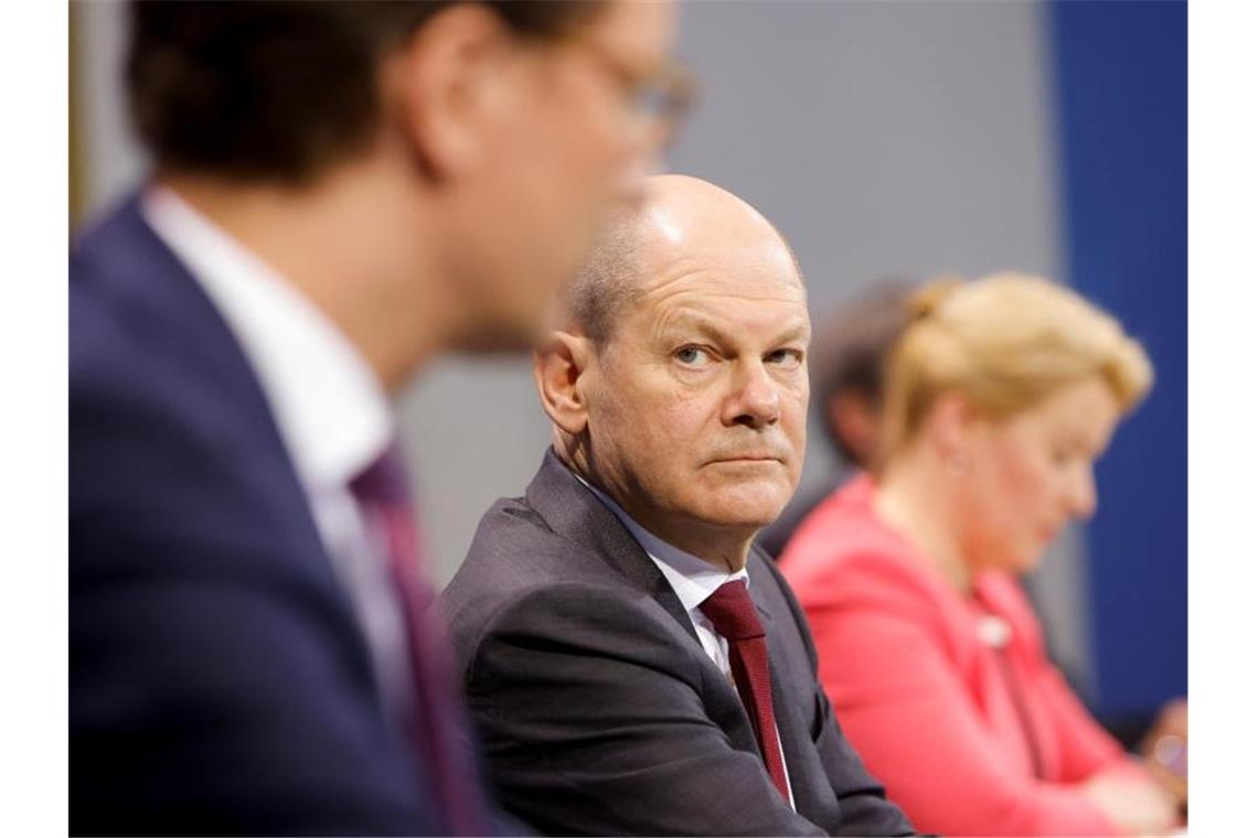 Sport winkt volles Haus - mehr Zuschauer ab 4. März Pk nach der Ministerpräsidentenkonferenz: Bundeskanzler Olaf Scholz zwischen dem NRW-Ministerpräsidenten Hendrik Wüst und der Bürgermeisterin Berlins Franziska Giffey. Foto: Michele Tantussi/Reuters/Pool/dpa