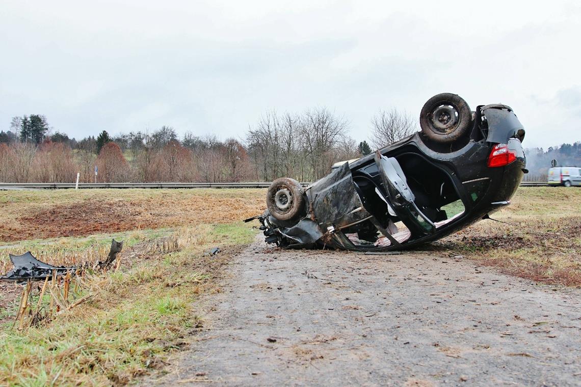 Pkw kommt von der B29 ab und landet im Acker.  Foto: K. Lermer/7aktuell.de