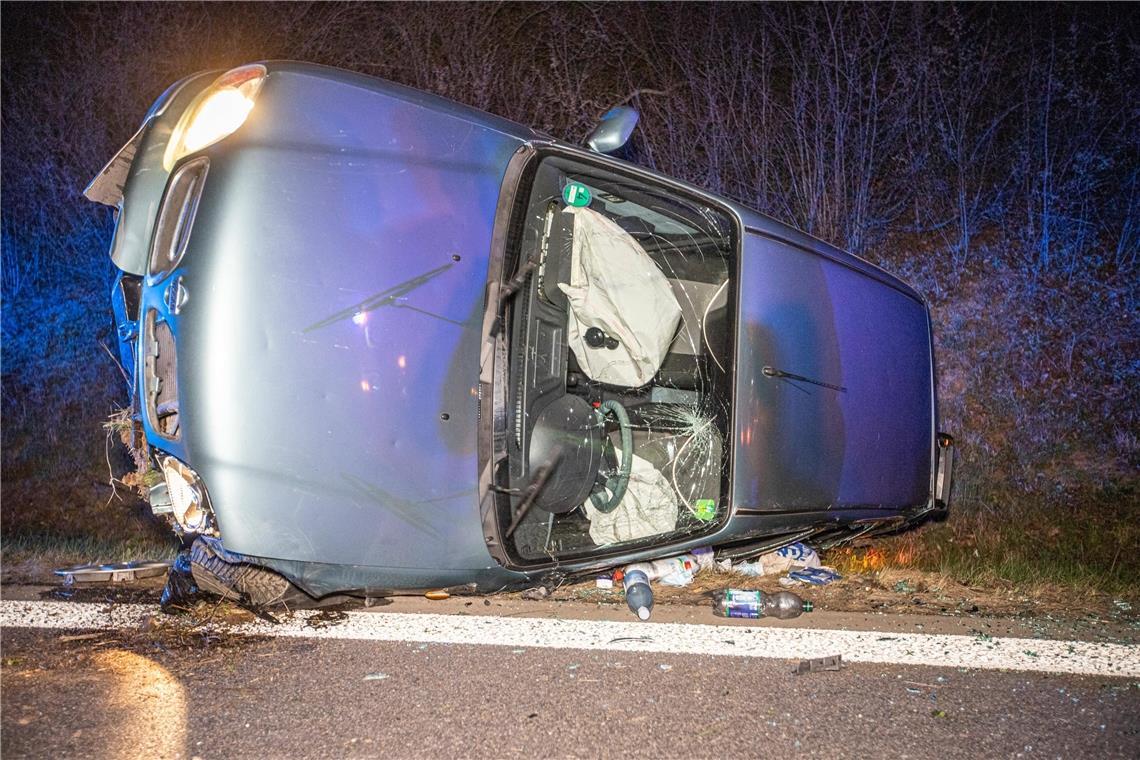 Auto auf B14 überschlagen PKW überschlägt sich auf B14-Ausfahrt. Foto: 7aktuell/S.Adomat