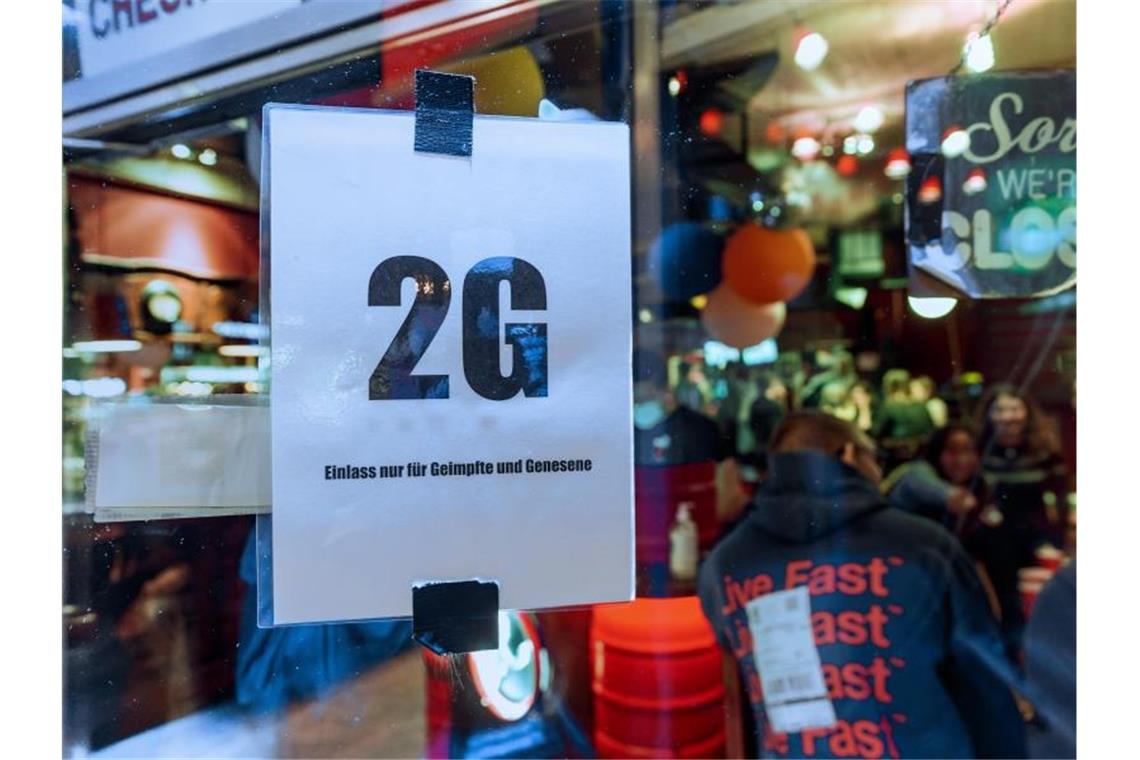 2G-Hamburg lässt die Masken fallen Plakat im Fenster einer Kiez-Kneipe in Hamburg: „2G - Einlass nur für Geimpfte und Genesene“. Foto: Markus Scholz/dpa