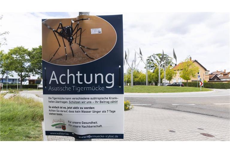 Plakat mit Gefahrenhinweis und Verhaltenshinweis für die Bevölkerung in der Stadt Walldorf.