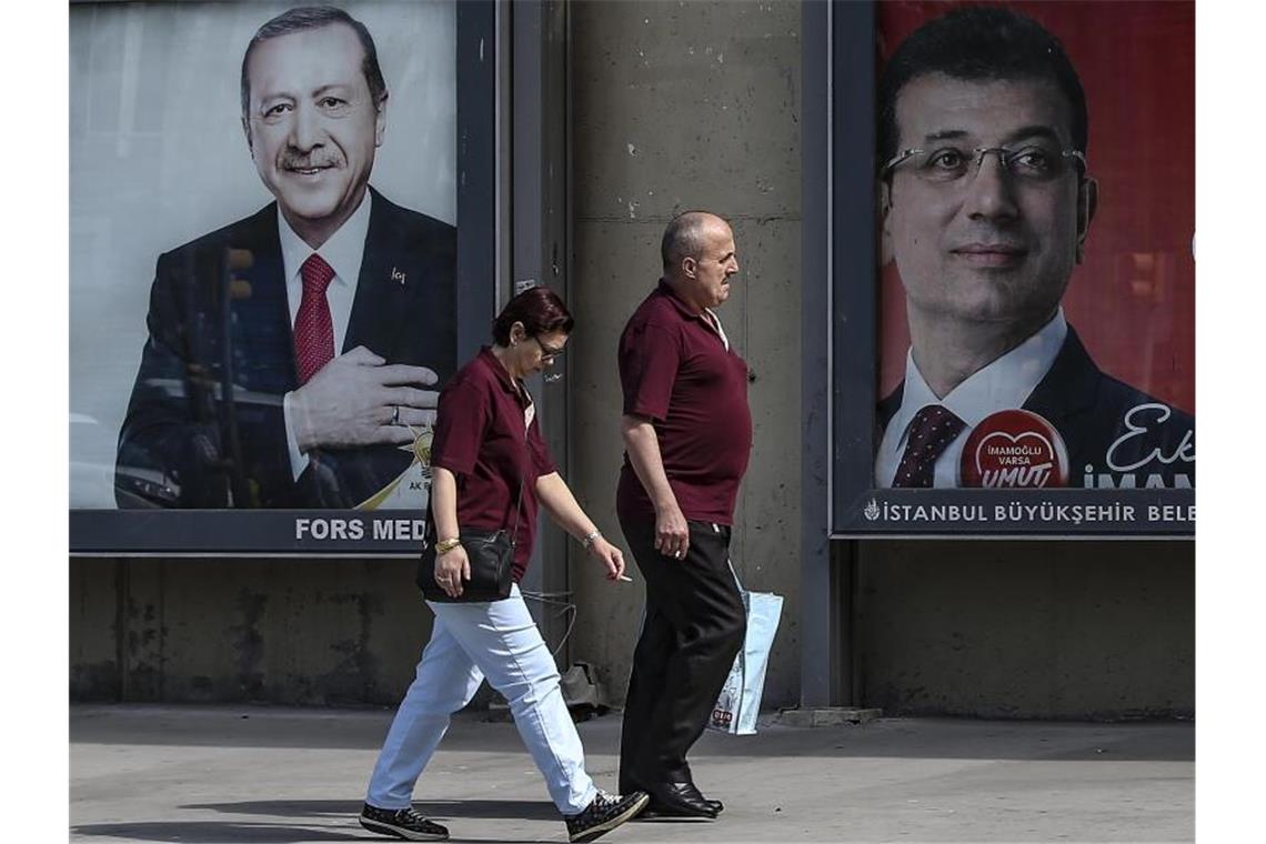 Vor Istanbul-Wahl: Europarat fordert faire Bedingungen Plakate des türkischen Präsidenten Erdogan (L) und des Bürgermeisterkandidaten der CHP für Istanbul, Imamoglu. Foto: Emrah Gurel/AP