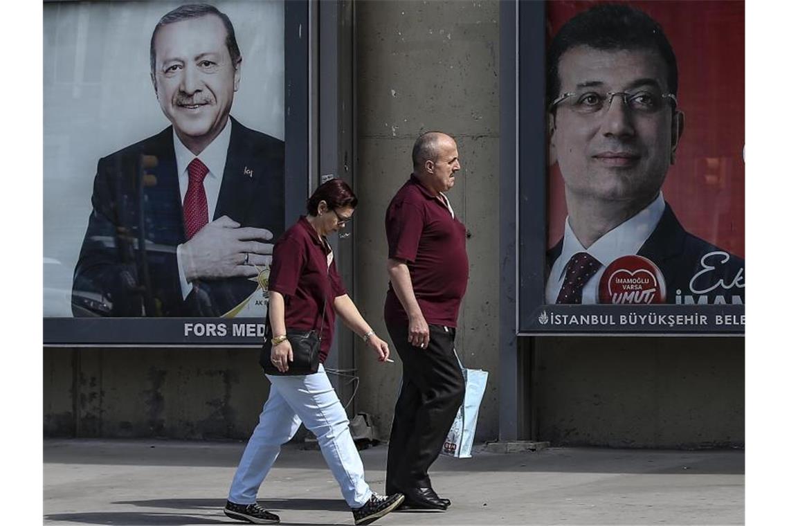 Plakate des türkischen Präsidenten Erdogan (L) und des Bürgermeisterkandidaten der CHP für Istanbul, Imamoglu. Foto: Emrah Gurel/AP