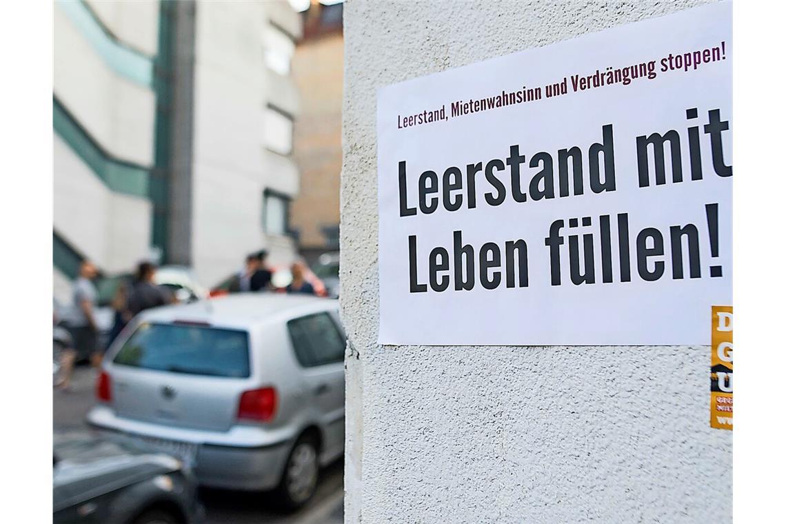 Plakate, die auf den Leerstand hinweisen, hängen an einem Stuttgarter Haus, das schon einige Zeit leer steht